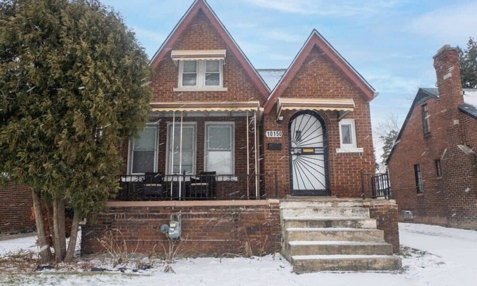 Detroit Casa | Stylish 2-Story Home with Workspace