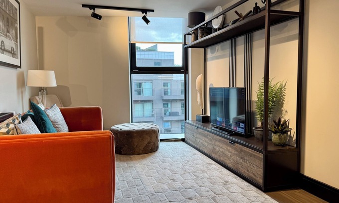 Riverside Condominio | Stylish 2b2b at Tower Bridge w/Balcony View