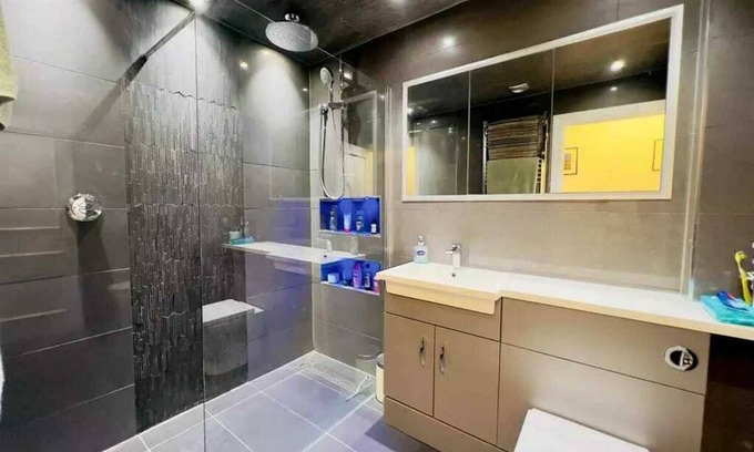 Copers Cope Apartamento | Stylish 2BD Flat w/ Parking, Beckenham