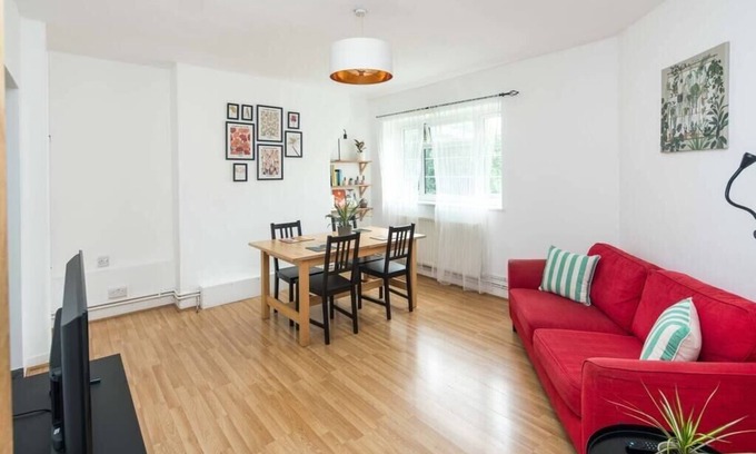St. Dunstan's Apartamento | Stylish 2BD Flat with Balcony Near Stepney Green