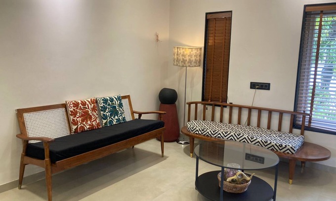 Pune Apartamento | Stylish 2BHK Retreat, Perfect for Families.