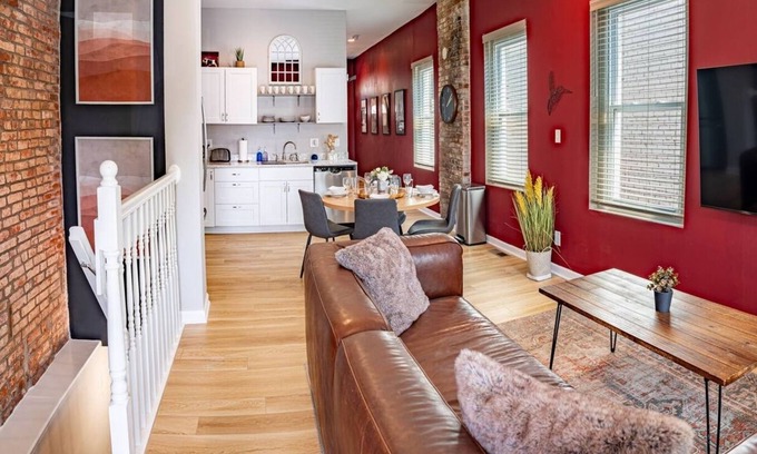 St. Louis Casa | Stylish 2BR/2BA House in The Grove w/Free Parking