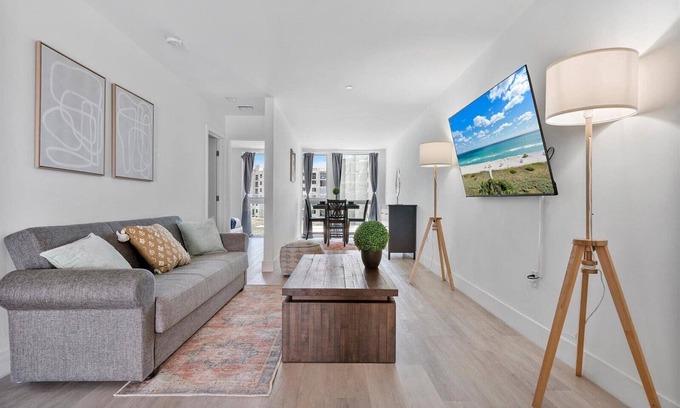 Ojus Apartamento | Stylish 2BR Apt in Aventura with Pool & BBQ