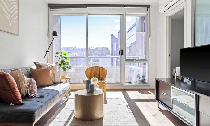 Carlton South Apartamento | Stylish 2BR Apt Steps from Vic Market with Parking