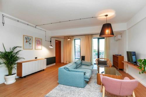 Sololaki Apartamento | Stylish 2BR apt w huge terrace in Old Tbilisi