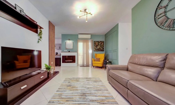 Luqa Apartamento | Stylish 2BR home with Spacious Terrace in Luqa
