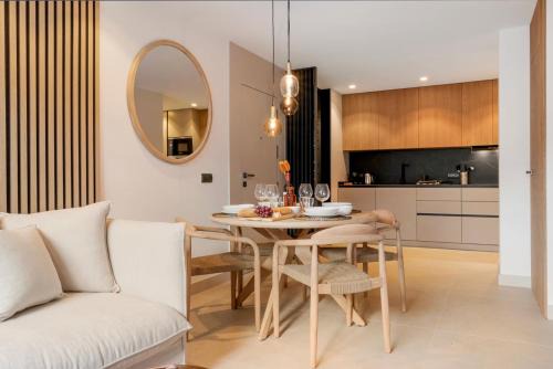 Estepona Apartamento | Stylish 2BR in Estepona, Walk to Beach & Old Town