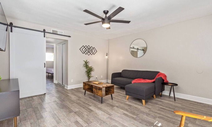 Tempe Apartamento | Stylish 2BR in Tempe—5 mins to ASU, Mill Ave & Town Lake! Sleeps 4 with king & queen beds, vaulted ceilings, luxe bath, and access to gym, playground & more.