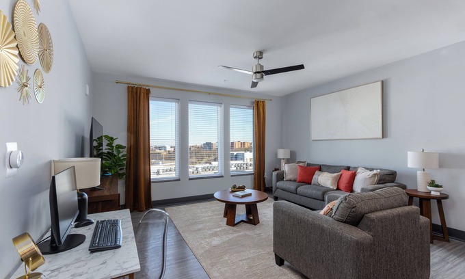 West End Apartamento | Stylish 2BR Nashville Retreat – Near Shops, Dining, and Live Music