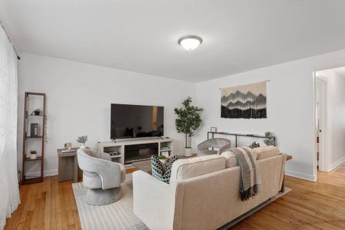 Des Plaines Apartamento | Stylish 2BR Near O'Hare Modern & Easy Access