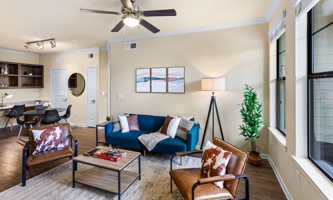 Lazybrook/Timbergrove Apartamento | Stylish 2br Retreat 10 Min from DT w/ Pool & BBQ!