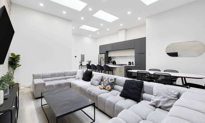 Griffintown Apartamento | Unreal 2 BDR in Heart of MTL With Shared Patio