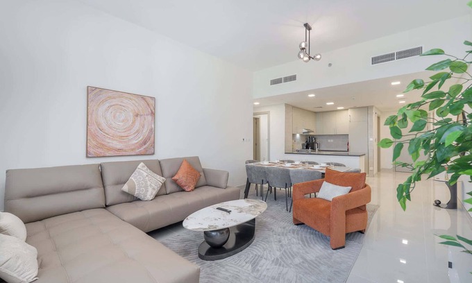 Dubai Apartamento | Stylish 2BR with Amazing Pool View in Taya