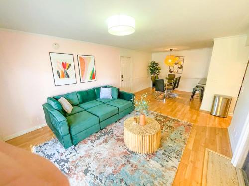 West End Apartamento | Stylish 2BR with Balcony and Optional Parking Near Vanderbilt & Broadway