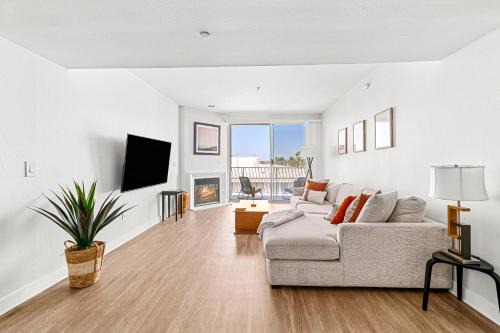 Marina del Rey Apartamento | Stylish 2BR with Marina Views & Pool