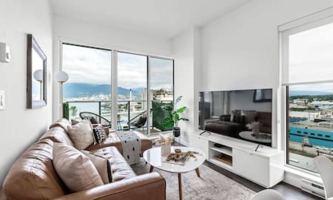 Downtown Eastside Apartamento | Stylish 2BR with Panoramic City & Mountain Views!