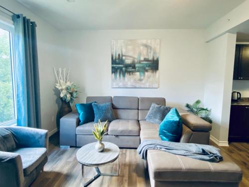 Kitchener Apartamento | Stylish 3 Bdrm house- king bed, Netflix, parking