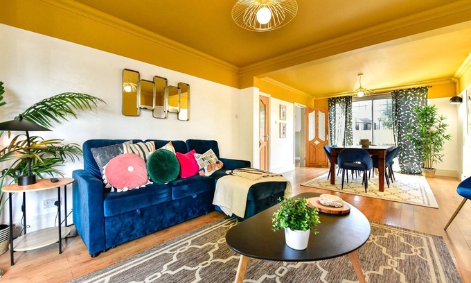 Roath Casa | Stylish 3 bed central home with parking!