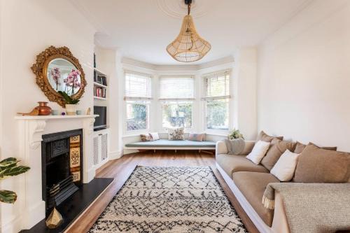 Dudden Hill Casa | Stylish 3-Bed Home with Garden in Dollis Hill