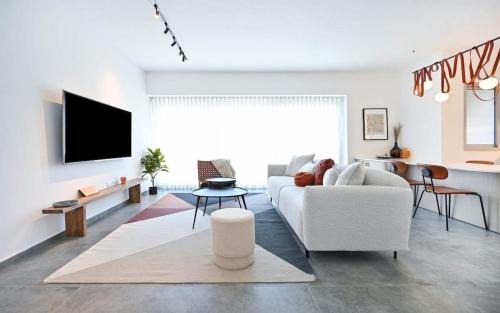 Tel Aviv Apartamento | Stylish 3 Bedroom Apartment With Balcony By Vacay