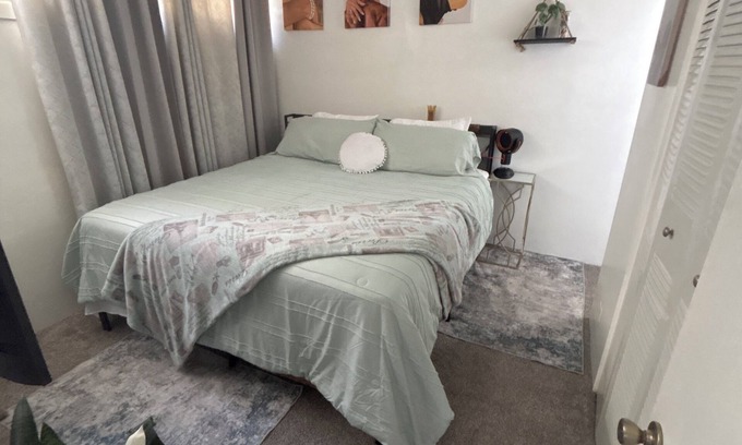 McCully - Moiliili Cama Y Desayuno | Stylish 3-bedroom bed & breakfast in amazing Honolulu with a stunning view.
