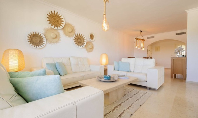 Elviria Apartamento | Elegante apartamento de 3 dormitorios con vistas al mar en Elviria Marbella