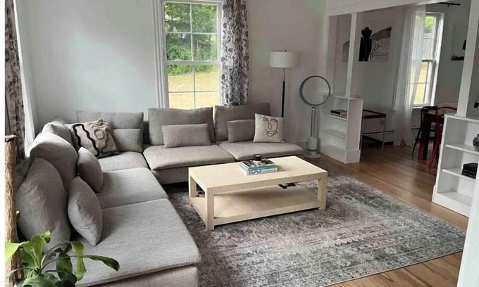 Warwick Casa | Stylish 3-Bedroom Home in the Village of Warwick