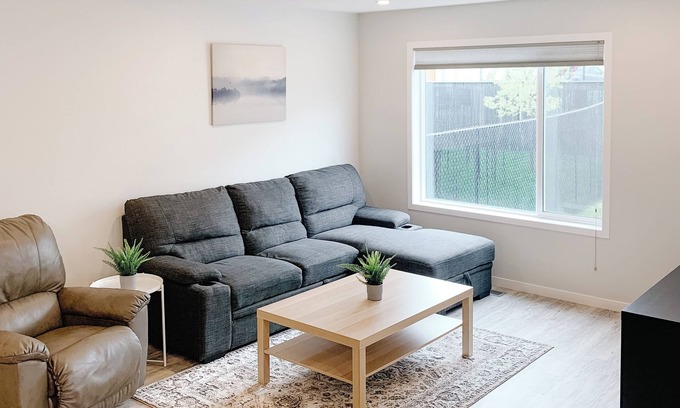 Cochrane Casa | Stylish 3 Bedroom Retreat in South Cochrane