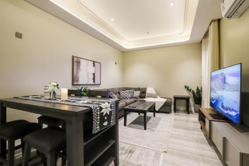 Qurtubah Apartamento | Stylish 3 Bedroom unit w Self Check In, Balcony and Luandary