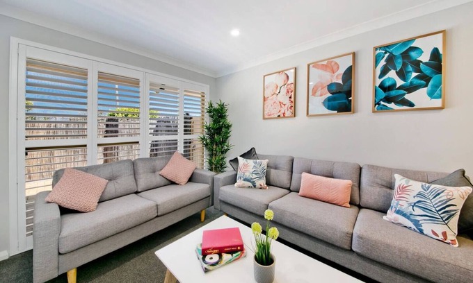 Scarborough Casa | Stylish 3 BR 1 min to Cafes/Restaurants/Park