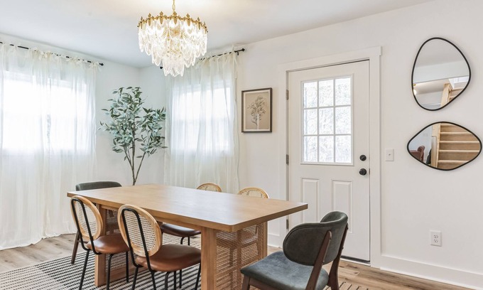Wilmington Casa | Stylish 3 BR House: 1 King Bed. Centrally Located!