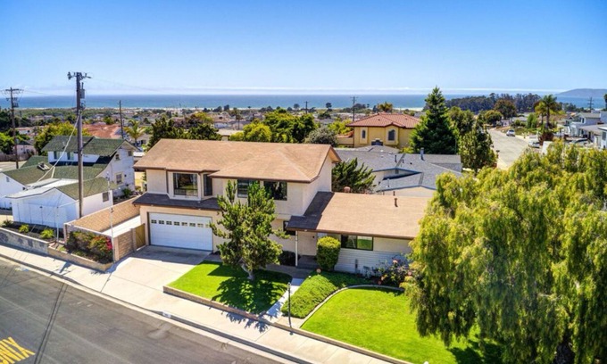 Grover Beach Casa | Stylish 3bdrm, 3 bath home in Grover Beach, Sleeps 10, close to everything