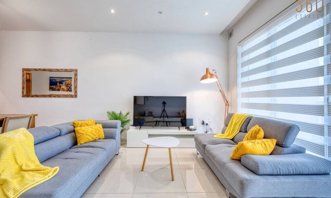 Marsaxlokk Apartamento | Stylish 3BR Apt in Marsaxlokk with Private Terrace