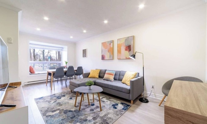 Waterloo Casa | Stylish 3BR Home- 3 mins to Universities-King Bed