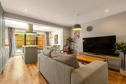 Ferndale Casa | Stylish 3BR Home by Clapham Common with Parking