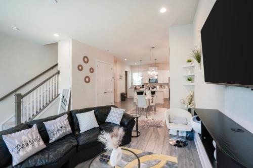 Charlotte Casa | Stylish 3BR Home in CLT, Close to Downtown, Airport, WFH & Parking & Family Friendly & Business Ready