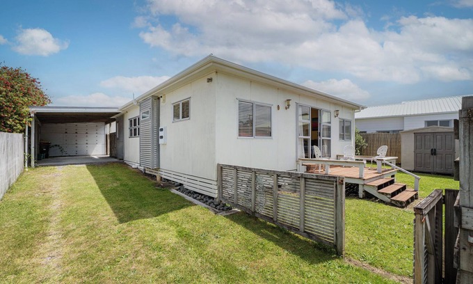 Whangamata Casa | Stylish 3BR Retreat Centrally Located Near Beach & Town