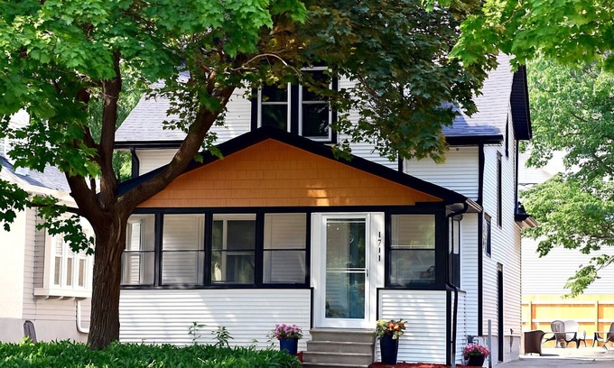 Merriam Park Casa | Stylish 3BR Retreat on Selby Ave/Walk to Cafés, Near MOA, Airport & Colleges
