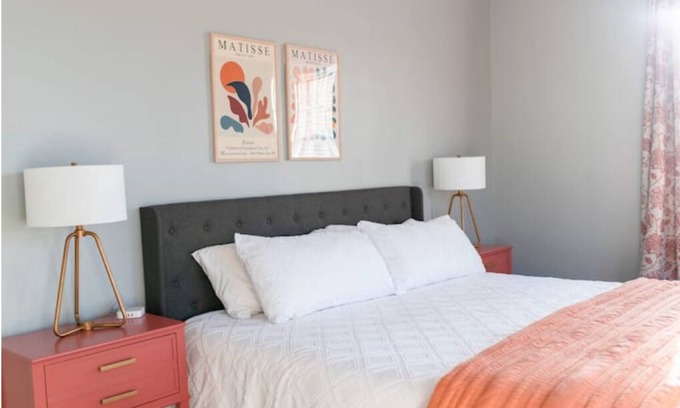 Danville Casa | Stylish 3King/2Twin -The Heritage House