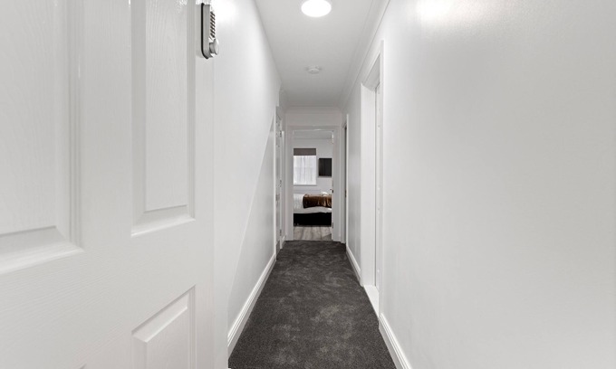 Hale Casa | Stylish 4 bed 3 bath- Mill Hill