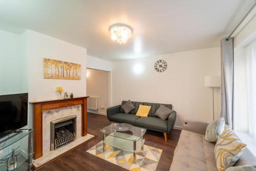Henbury Casa | Stylish 4 Bed Henbury Home with Free Parking