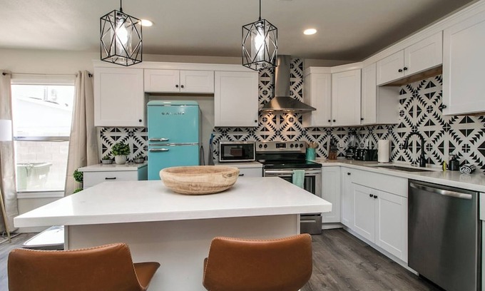 Paradise Valley Village Casa | Stylish 4 Bedroom w/Pool Table, Games & Garage