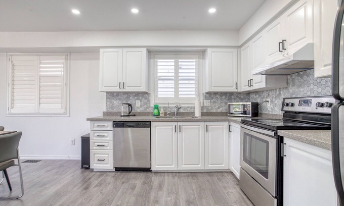 Waterloo Casa | Stylish 4 Beds House with Ravine Backyard