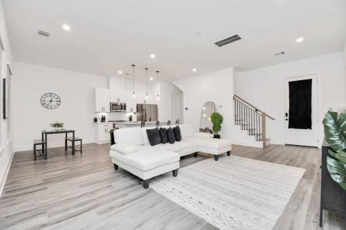Northside Casa | Stylish 4 Beds - Min to Downtown With Backyard
