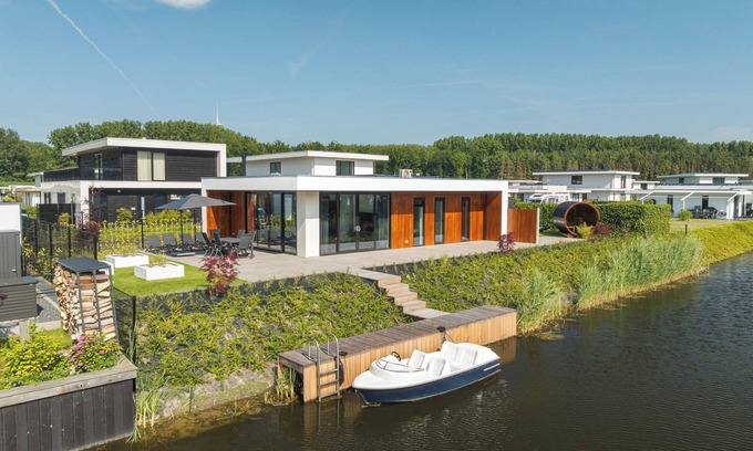 Zeewolde Casa | Stylish 4-person wellness villa with Finnish sauna, fenced waterfront garden and luxurious interior – pets welcome.