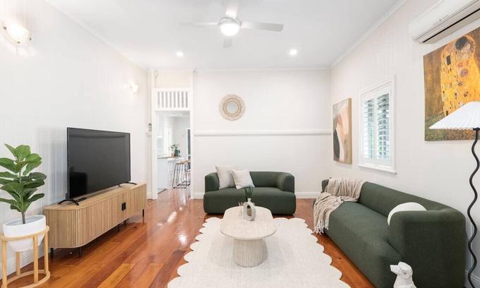 Coorparoo Casa | Stylish 4Bedroom Stay Outdoor Dining & City Access