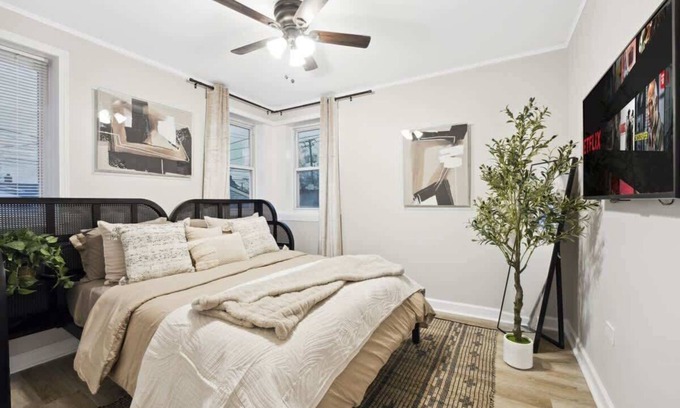 Cicero Casa | Stylish 4BR | Sleeps 8 | Garage Parking | Near Airport & Downtown