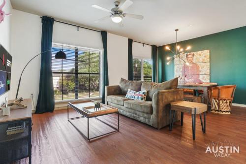 North Loop Apartamento | Stylish 4BR with Smart TV and Free Garage Parking
