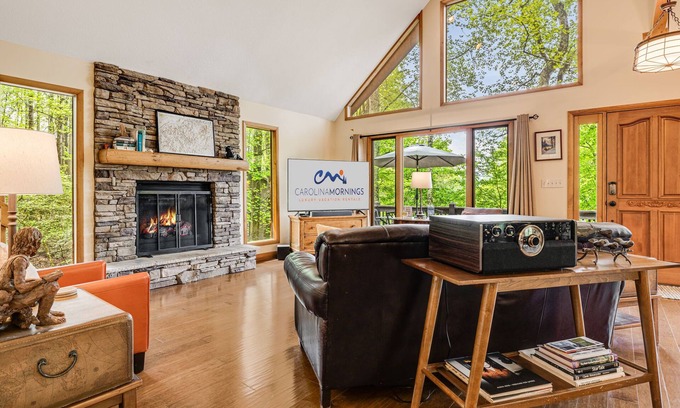 Avery Creek Casa | Stylish A-Frame⛰️ Fire Pit + Pet-Friendly & Biltmore Pass | 20min to AVL