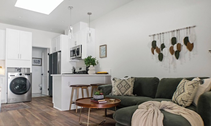 Willmore Apartamento | Stylish All-New Apartment Near Beach, Downtown Fast WiFi & Pet Friendly